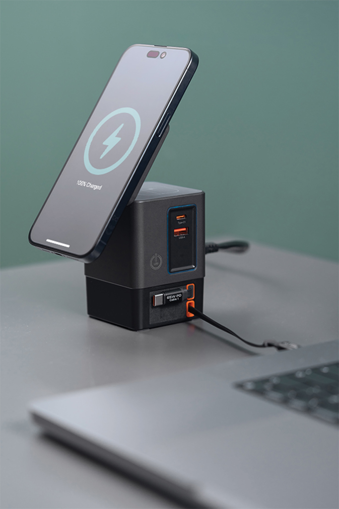 Urban Vitamin Sacramento 105W GAN charger+retractable cables Urban Vitamin Sacramento 105W GAN charger+retractable cables