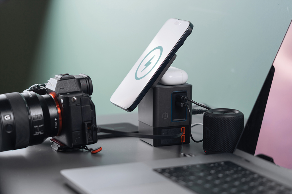 Urban Vitamin Sacramento 105W GAN charger+retractable cables Urban Vitamin Sacramento 105W GAN charger+retractable cables