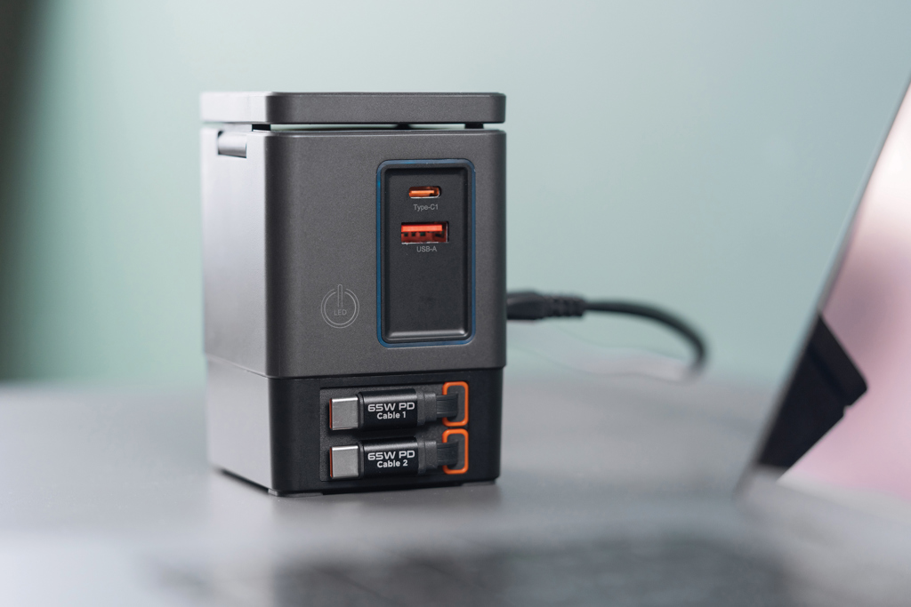 Urban Vitamin Sacramento 105W GAN charger+retractable cables Urban Vitamin Sacramento 105W GAN charger+retractable cables