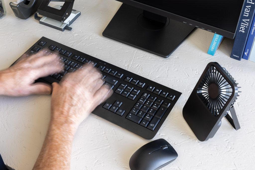 Aervina RCS recycled plastic re-chargeable desk fan Aervina RCS recycled plastic re-chargeable desk fan